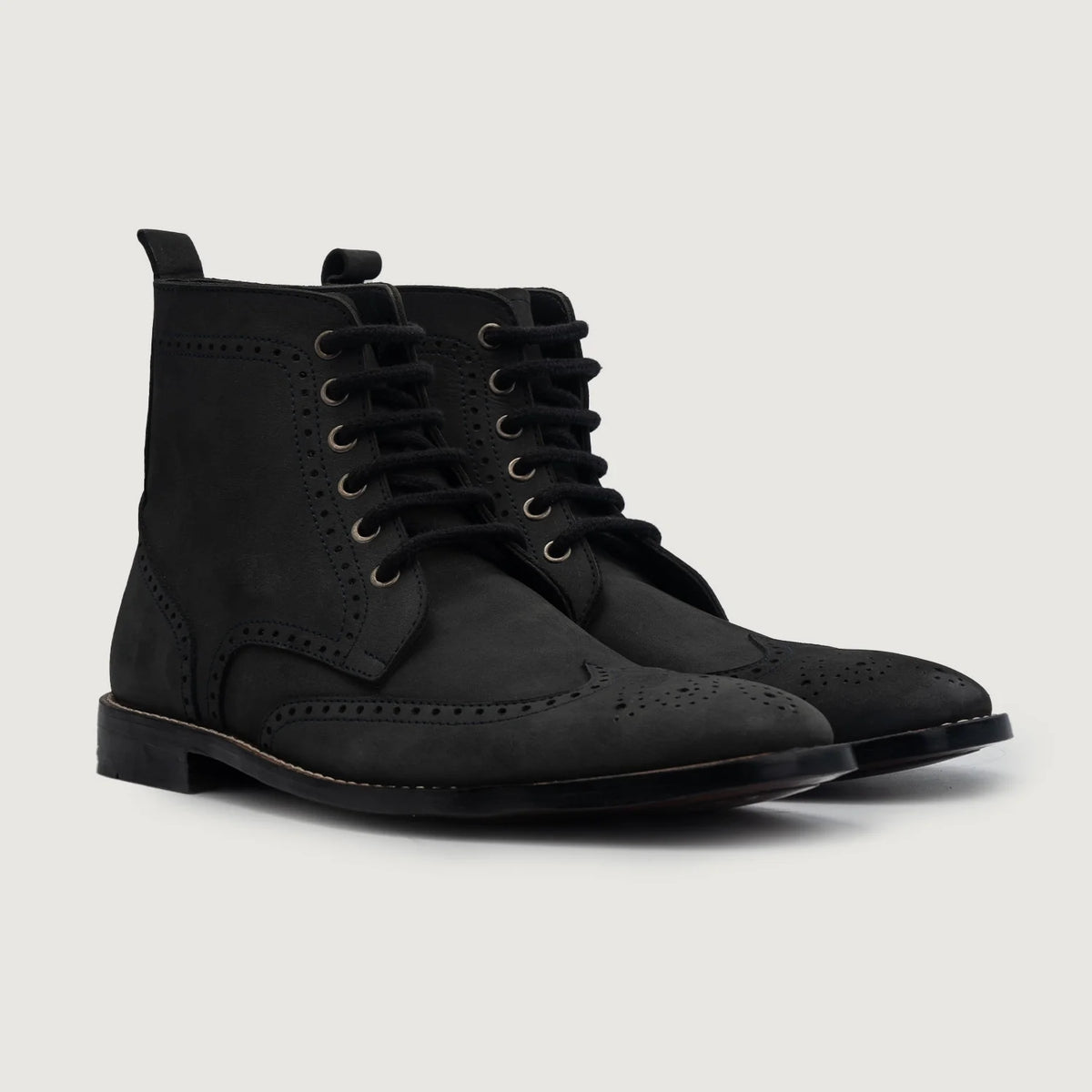 Duster Brogues Derby Schwarz Nubuck Lederstiefel für Herren For Men in schwarzem Rindleder - Vorderansicht & maßgeschneiderte Silhouette | Online Kaufen