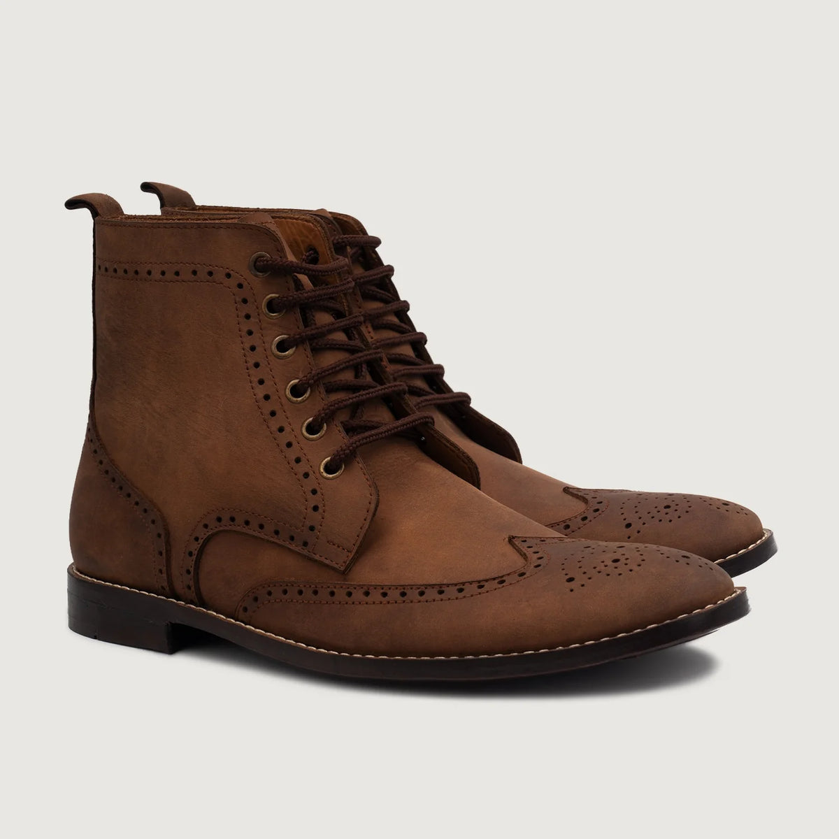 Duster Brogues Derby Oil Pull-up Braun Lederstiefel für Herren in Brown Full-Grain Leather - Vorderansicht & maßgeschneiderte Silhouette | Online Kaufen