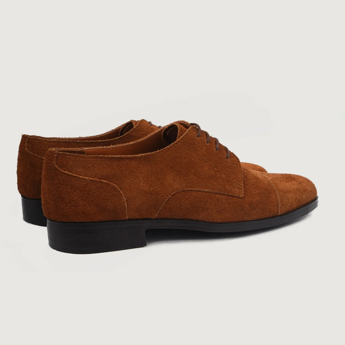 High-Traction Rubber Outsole & Lug Tread Pattern on Attorney Derby Braun Suede Lederschuhe für Herren For Men