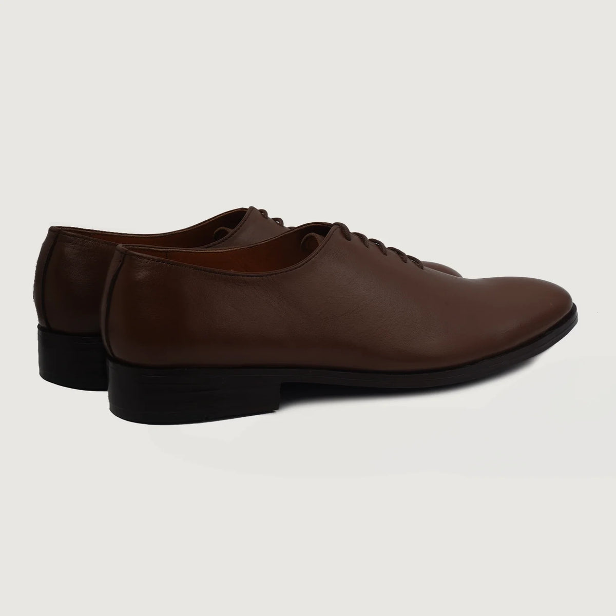 Detailansicht of Classic Collar & Heavy-Duty Zipper Hardware on Director Wholecut Braun Lederschuhe für Herren For Men
