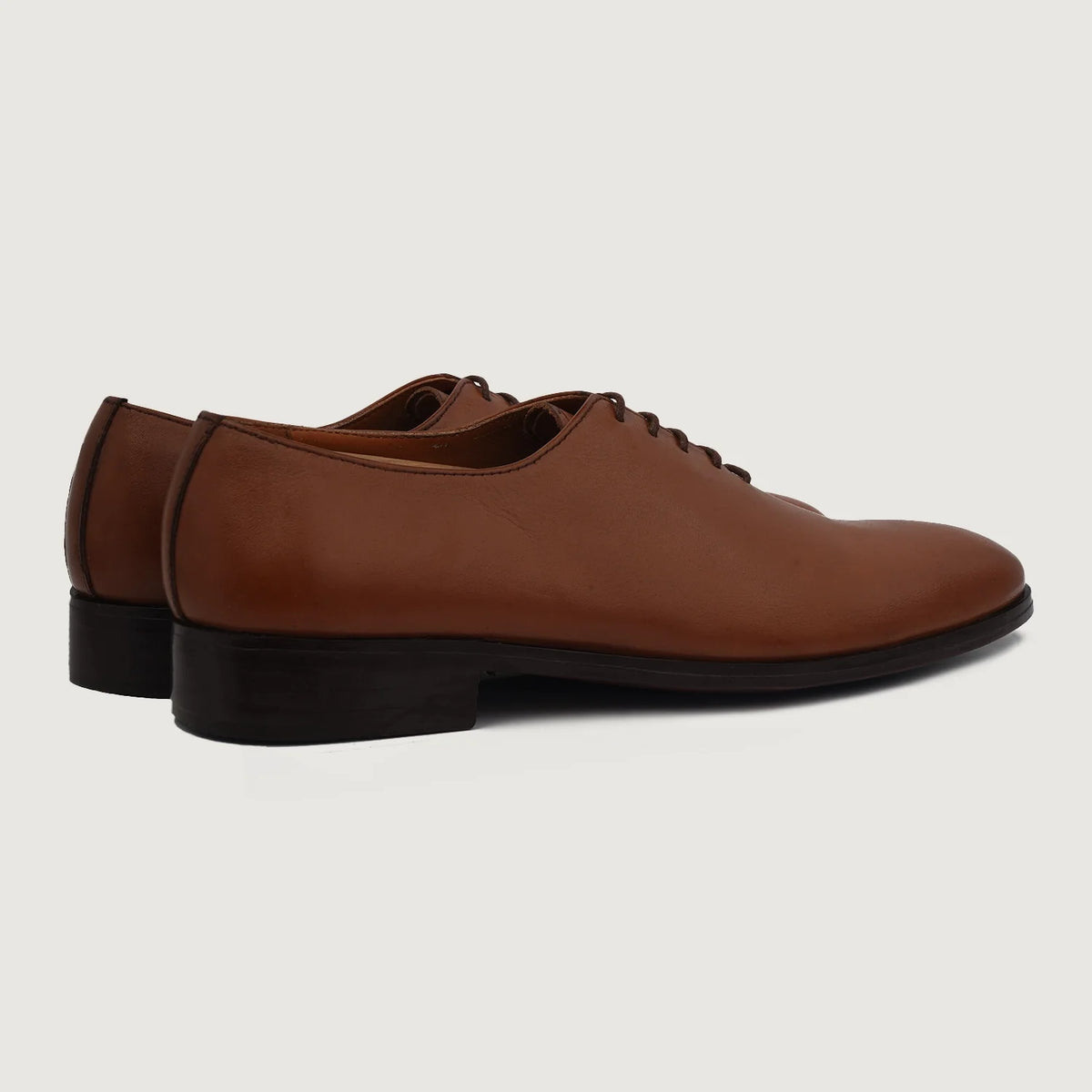 Detailansicht of Classic Collar & Heavy-Duty Zipper Hardware on Director Wholecut Hellbraun Lederschuhe für Herren