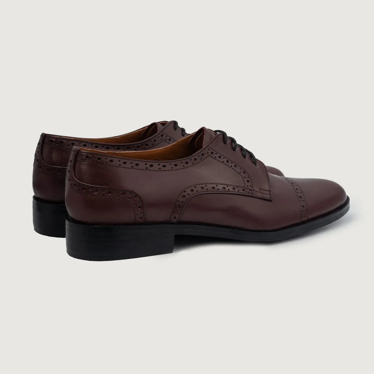 High-Traction Rubber Outsole & Lug Tread Pattern on Dirk Brogues Derby Kastanienbraun Lederschuhe für Herren For Men