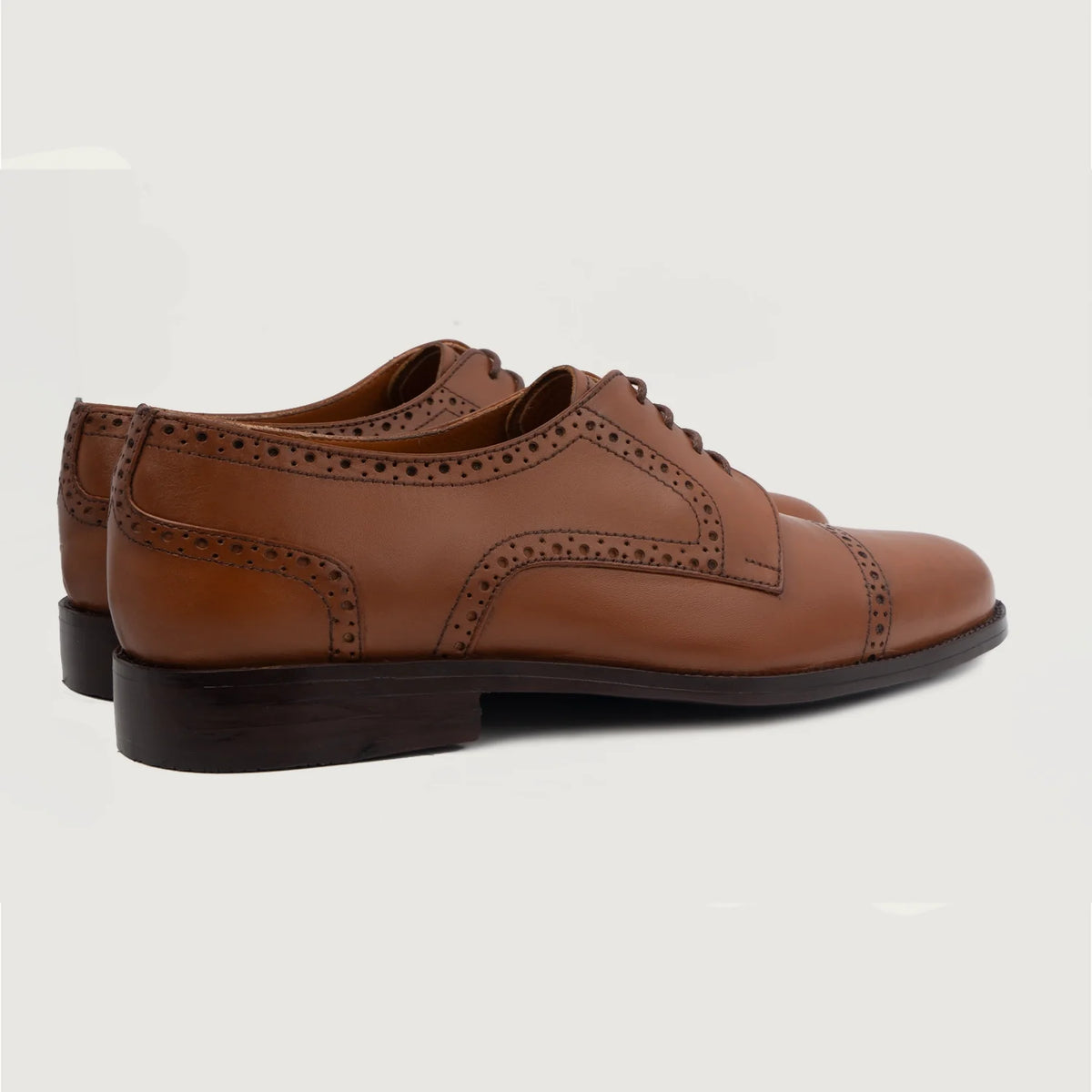 High-Traction Rubber Outsole & Lug Tread Pattern on Dirk Brogues Derby Hellbraun Lederschuhe für Herren For Men