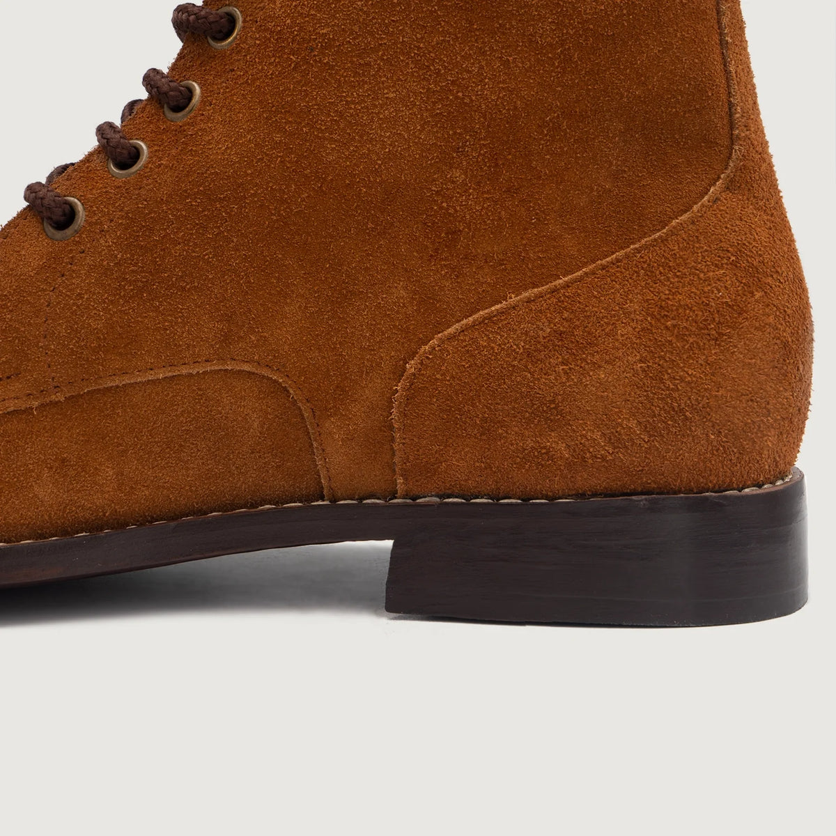 High-Traction Rubber Outsole & Lug Tread Pattern on Knight Derby Braun Suede Lederstiefel für Herren
