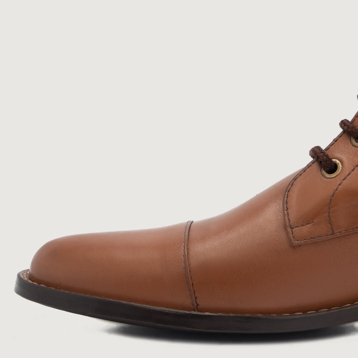 High-Traction Rubber Outsole & Lug Tread Pattern on Knight Derby Hellbraun Lederstiefel für Herren For Men