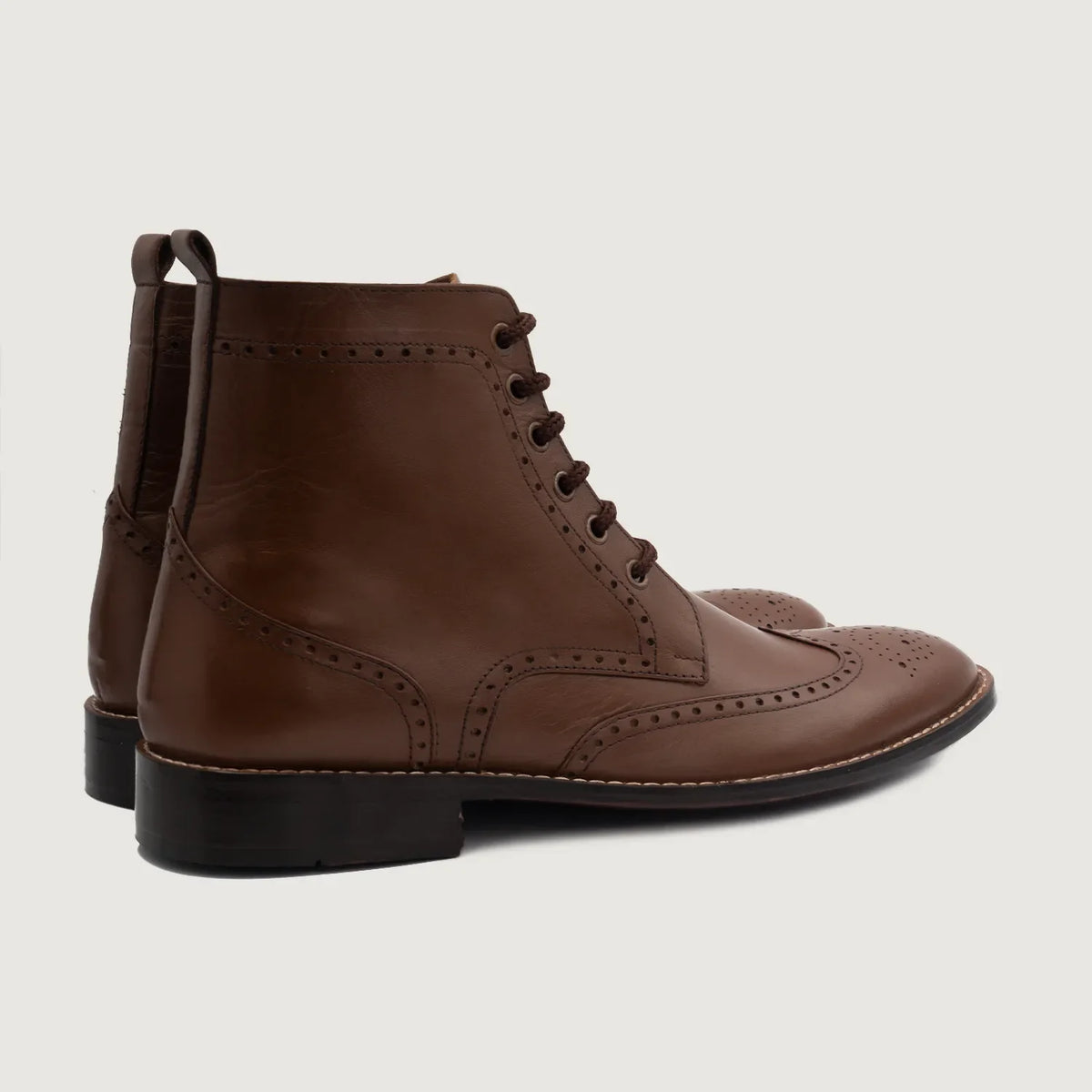 Duster Brogues Derby Braun Lederstiefel für Herren - Seitenansicht mit ergonomischem Ärmelschnitt & sportlicher Passform