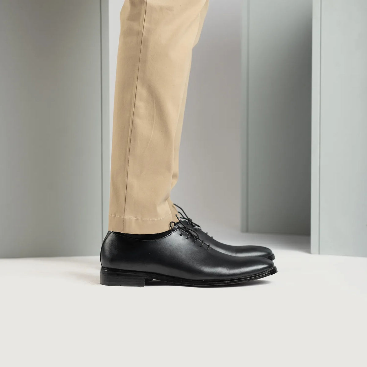 Passform-Perspektive von Director Wholecut Schwarz Lederschuhe für Herren For Men am Model - Natürlicher Faltenwurf im Tageslicht