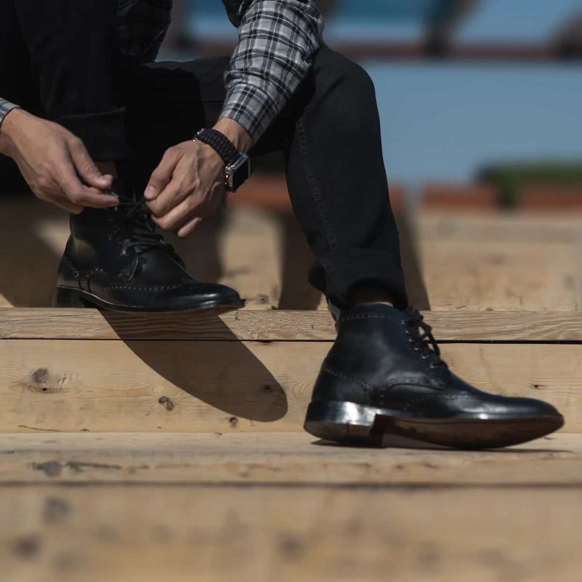 Passform-Perspektive von Duster Brogues Derby Schwarz Lederstiefel für Herren For Men am Model - Natürlicher Faltenwurf im Tageslicht