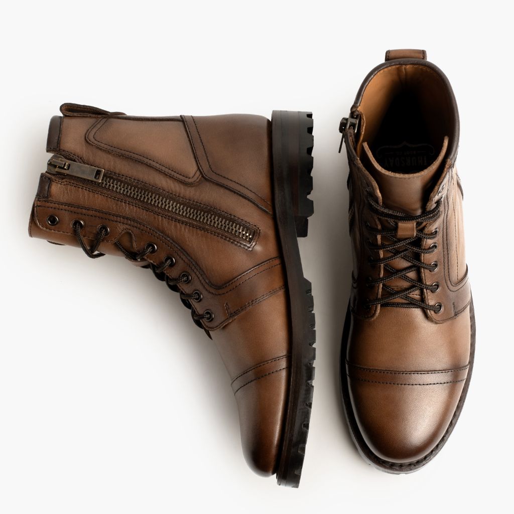 Detailansicht of Classic Collar & Heavy-Duty Zipper Hardware on Casa Moto Bernstein-Weizen Lederstiefel für Herren