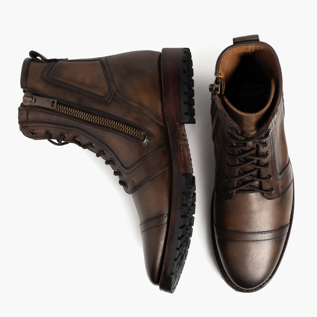 Detailansicht of Classic Collar & Heavy-Duty Zipper Hardware on Casa Moto Añejo-Braun Lederstiefel für Herren