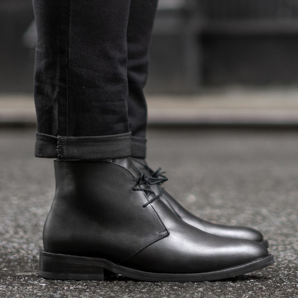 Authentic Full-Grain Leather Grain Depth & Pull-Up Patina Texture Detail