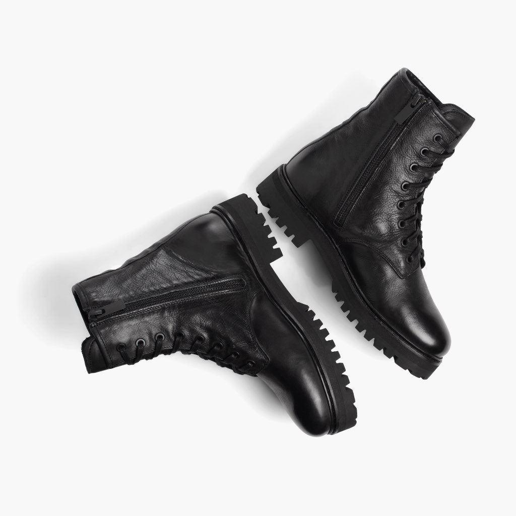 High-Traction Rubber Outsole & Lug Tread Pattern on Combat Schwarz Lederstiefel für Damen