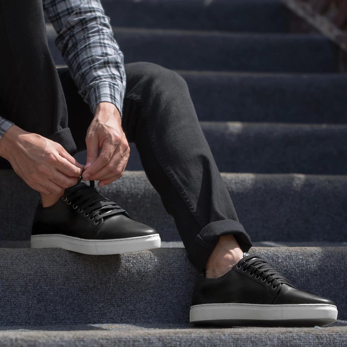High-Traction Rubber Outsole & Lug Tread Pattern on Murphy Low Top Schwarz Leder-Sneaker für Herren