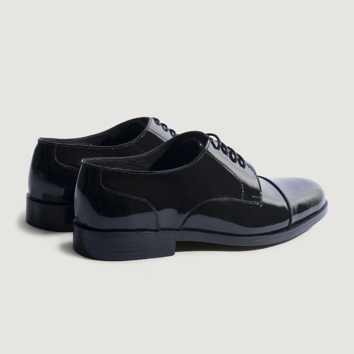 High-Traction Rubber Outsole & Lug Tread Pattern on Attorney Derby Schwarz Lacklederschuhe für Herren For Men