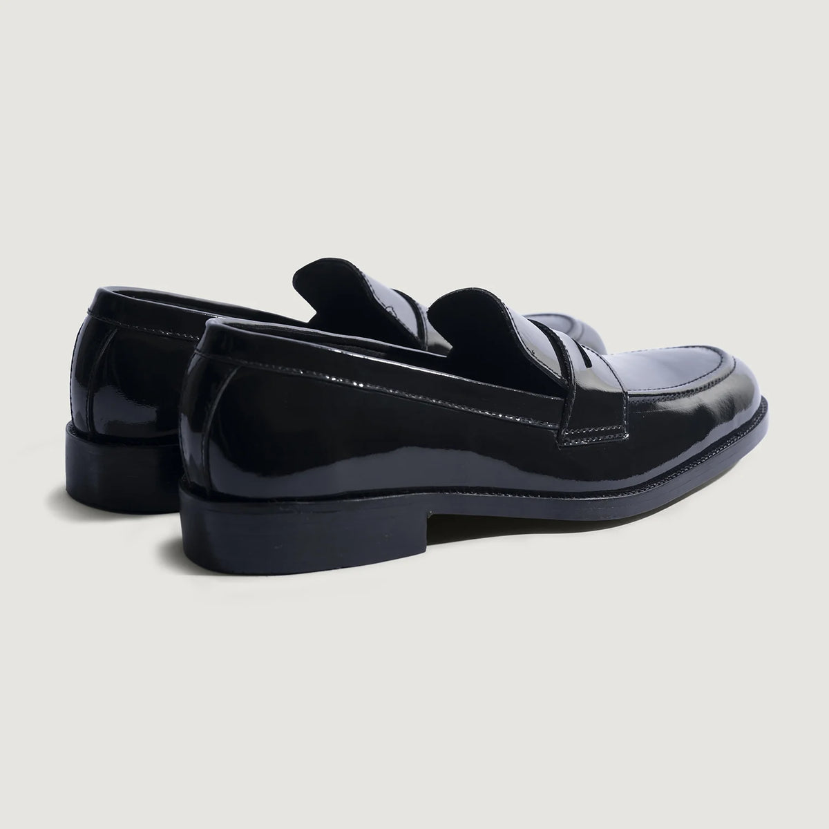 High-Traction Rubber Outsole & Lug Tread Pattern on Baxton Schwarz Patent Leder-Loafer für Herren For Men