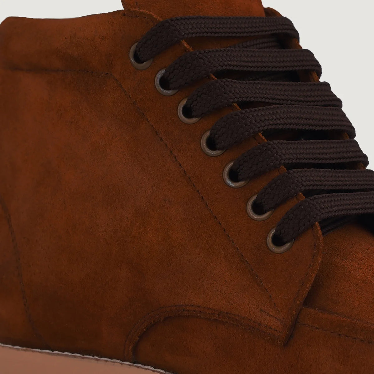 High-Traction Rubber Outsole & Lug Tread Pattern on Bearman Moc Toe Braun Wildlederstiefel für Herren