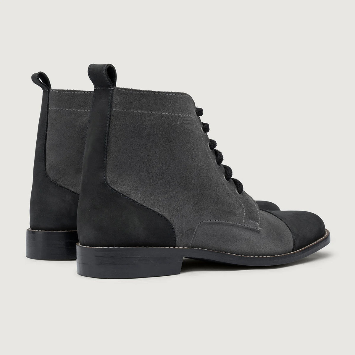 High-Traction Rubber Outsole & Lug Tread Pattern on Knight Derby Grau & Schwarz Lederstiefel - StudGuard für Herren