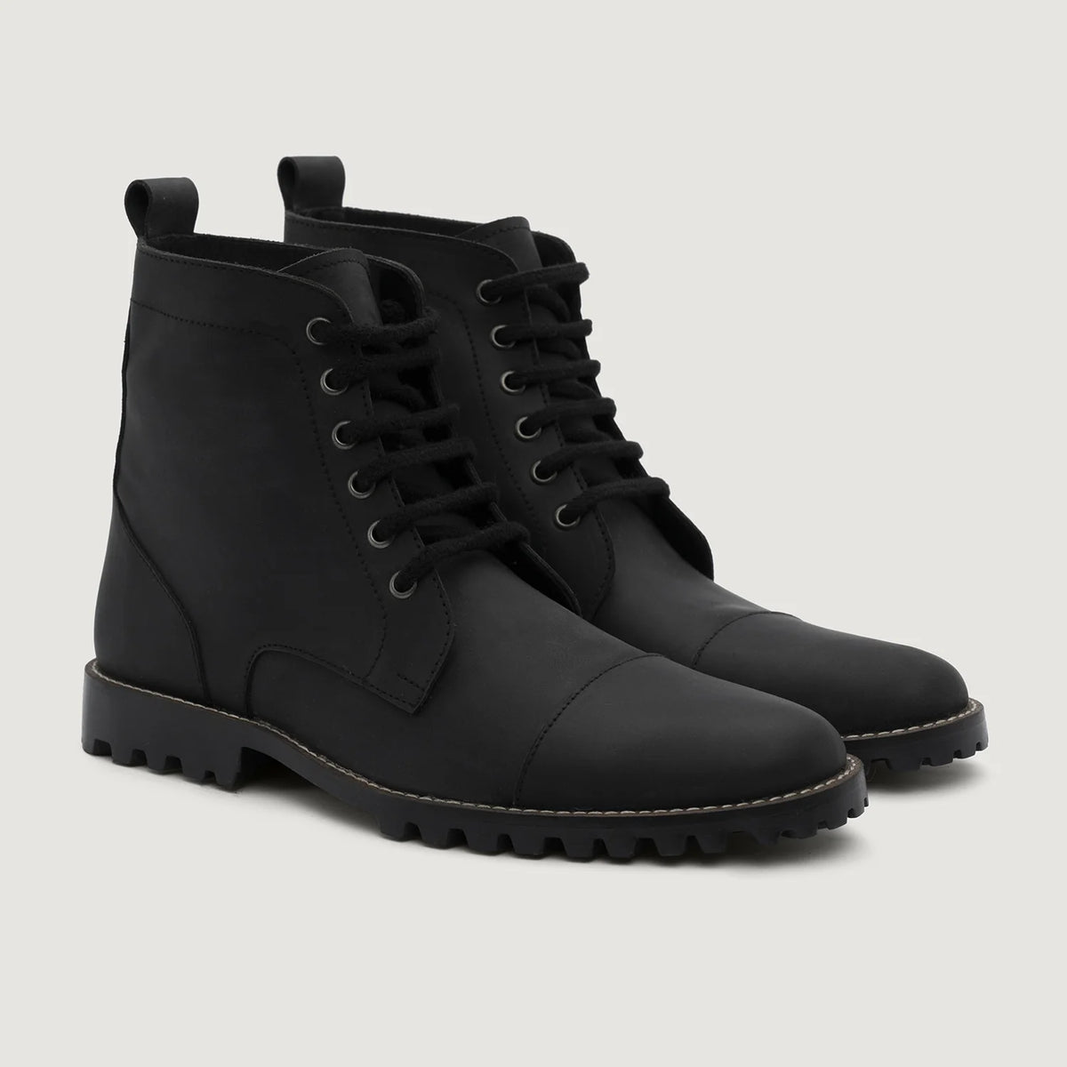 Knight Derby Mattschwarz Nubuck Lederstiefel - TerraGrip für Herren in Matte Black Full-Grain Leather - Seitenansicht | Online Kaufen