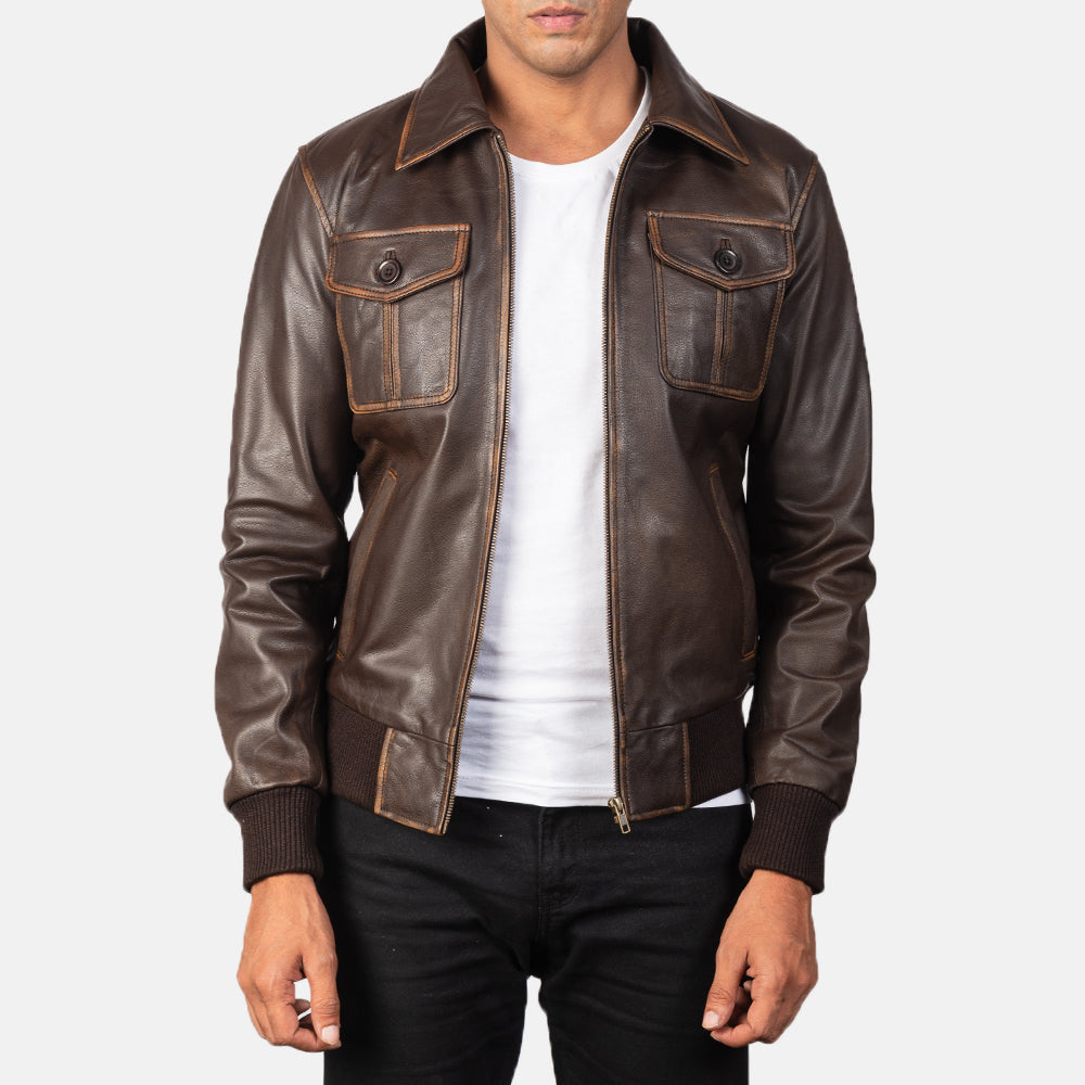 
Aaron Distressed Brown Leather Bomber Jacket in Brown Goatskin Leather - Vorderansicht & maßgeschneiderte Silhouette | Online Kaufen