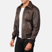 
Brown Goatskin Leather Bomber Jacket - Rückansicht mit passgenauen Schultern & sauberem Saum