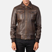 
Aaron Distressed Brown Leather Bomber Jacket - Seitenansicht mit ergonomischem Ärmelschnitt & sportlicher Passform