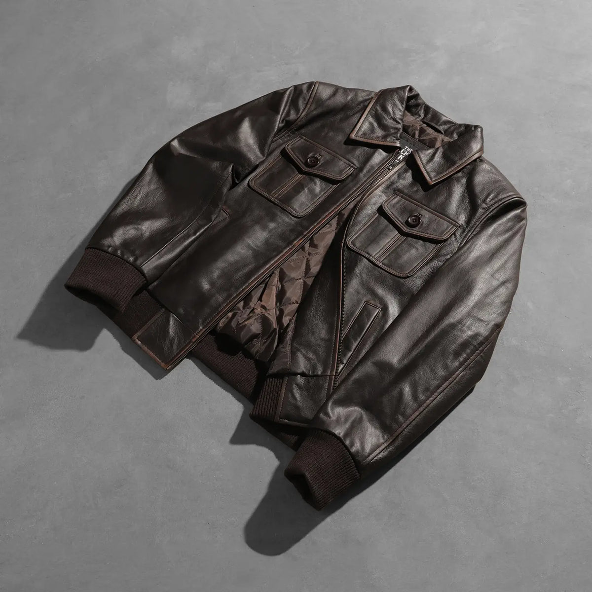 
Passform-Perspektive von Aaron Distressed Brown Leather Bomber Jacket am Model - Natürlicher Faltenwurf im Tageslicht