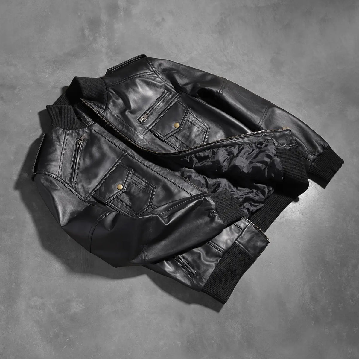 Rib knit &amp; Hem Craftsmanship Construction Detail on Men's Agent Shadow Schwarz Leder-Bomberjacke für Herren