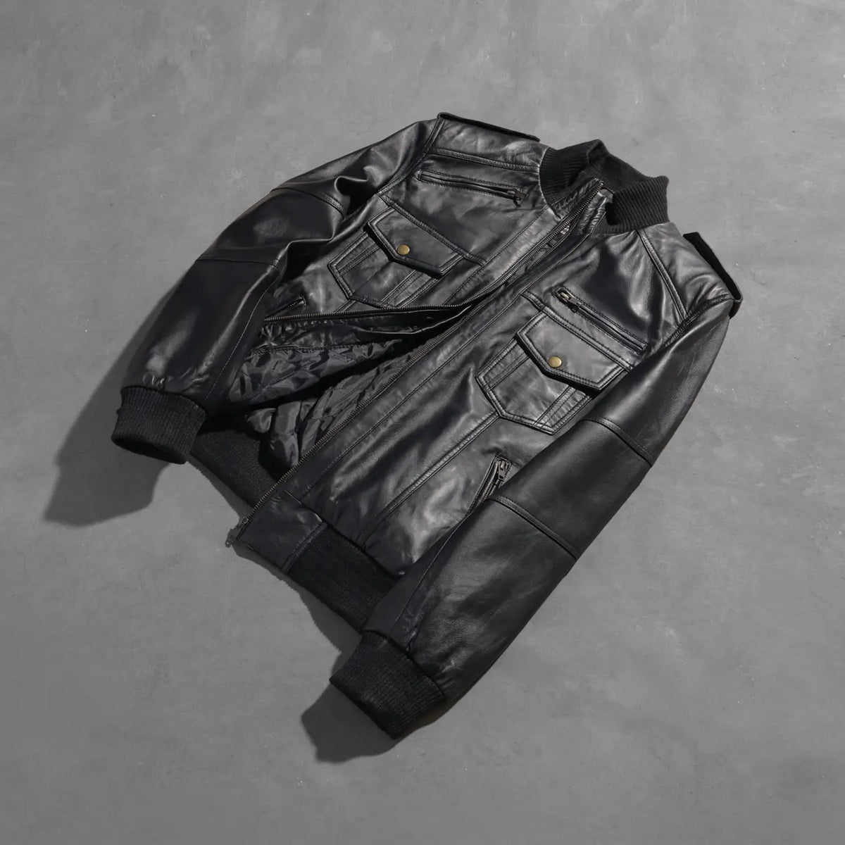 Styled Fit Perspective of Men's Agent Shadow Schwarz Leder-Bomberjacke für Herren on Model - Natural Daylight Drape