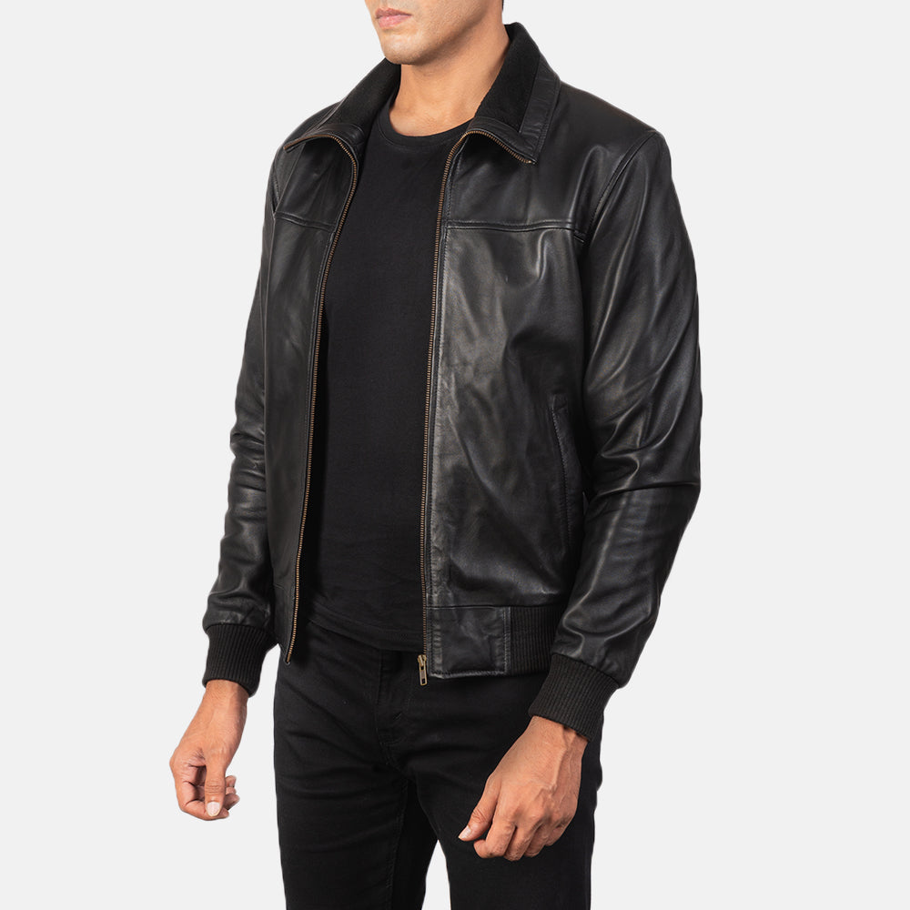 
Black Sheepskin Leather Bomber Jacket - Rückansicht mit passgenauen Schultern & sauberem Saum