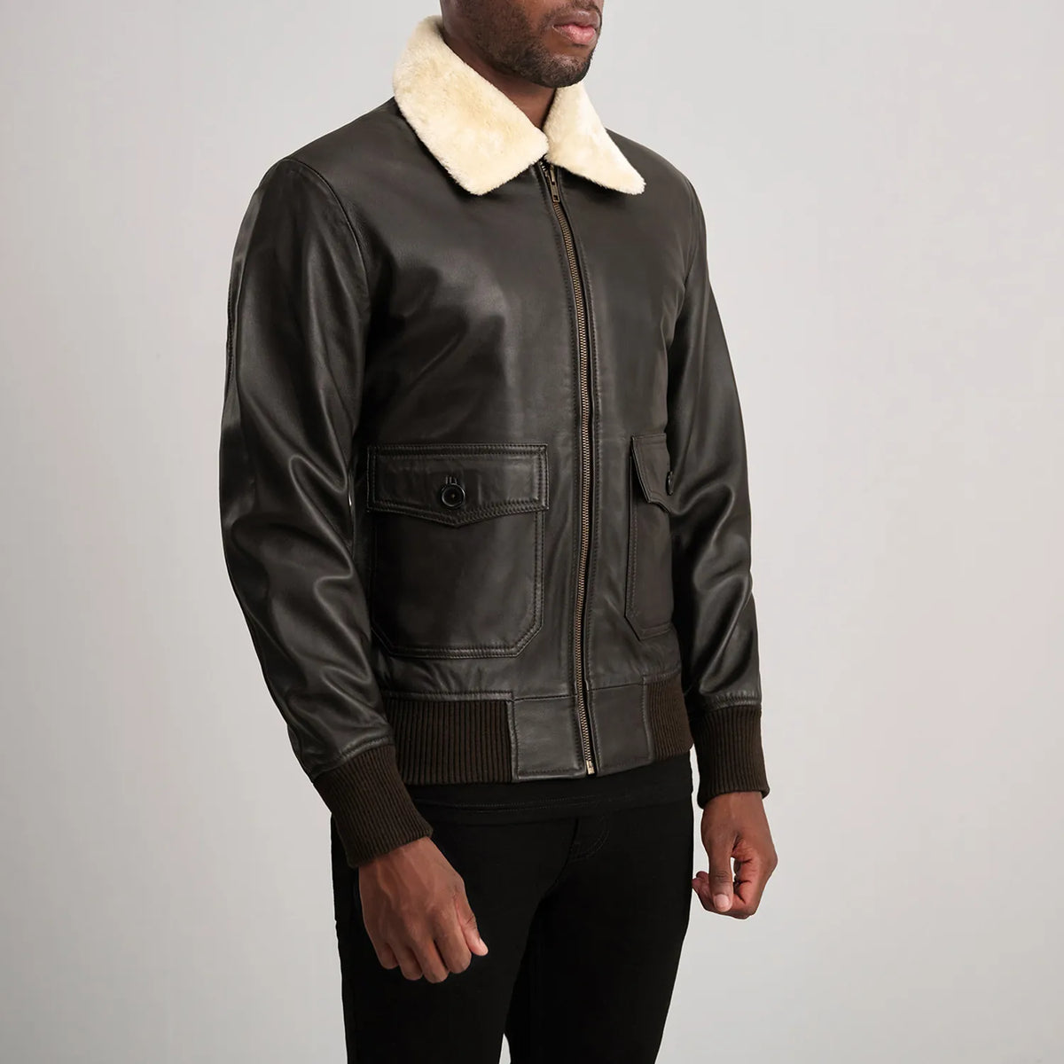 
Brown Sheepskin Leather Bomber Jacket - Rückansicht mit passgenauen Schultern & sauberem Saum