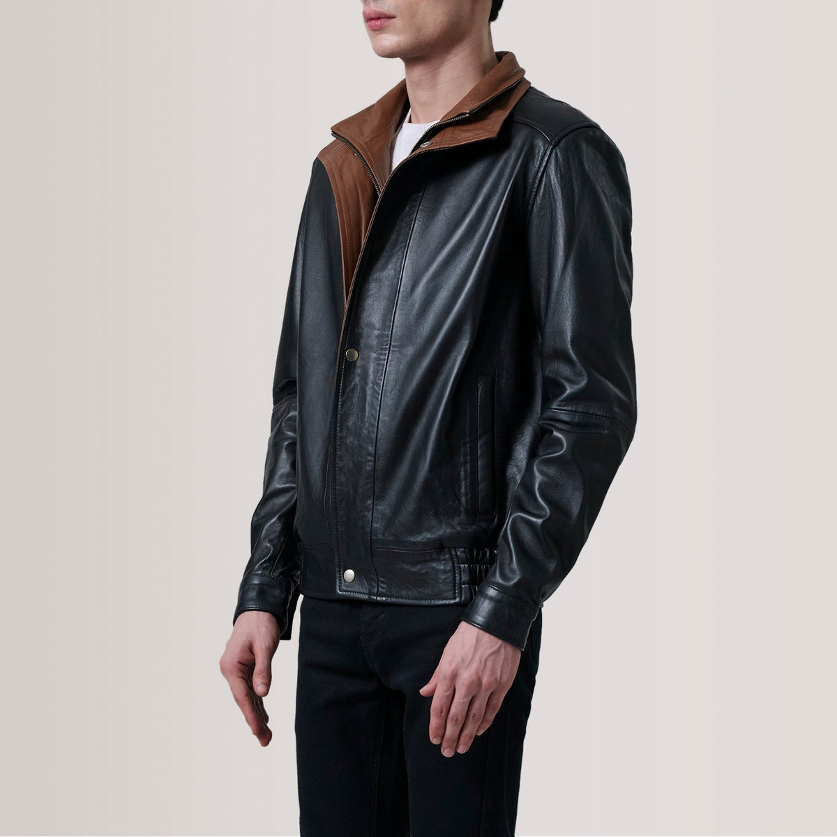 Alfred Brown Leather Bomber Jacket For Men - Seitenansicht mit ergonomischem Ärmelschnitt