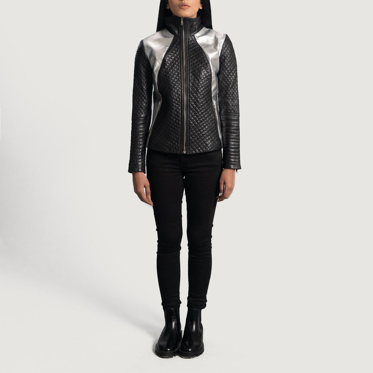 Detailansicht of High Neck &amp; Zipper Hardware on Women's Alia Metallic Schwarz Leder-Bikerjacke für Damen