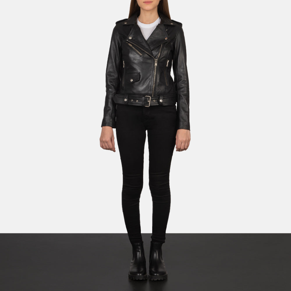 
Alison Schwarz Leder-Bikerjacke für Damen - Seitenansicht mit ergonomischem Ärmelschnitt & sportlicher Passform