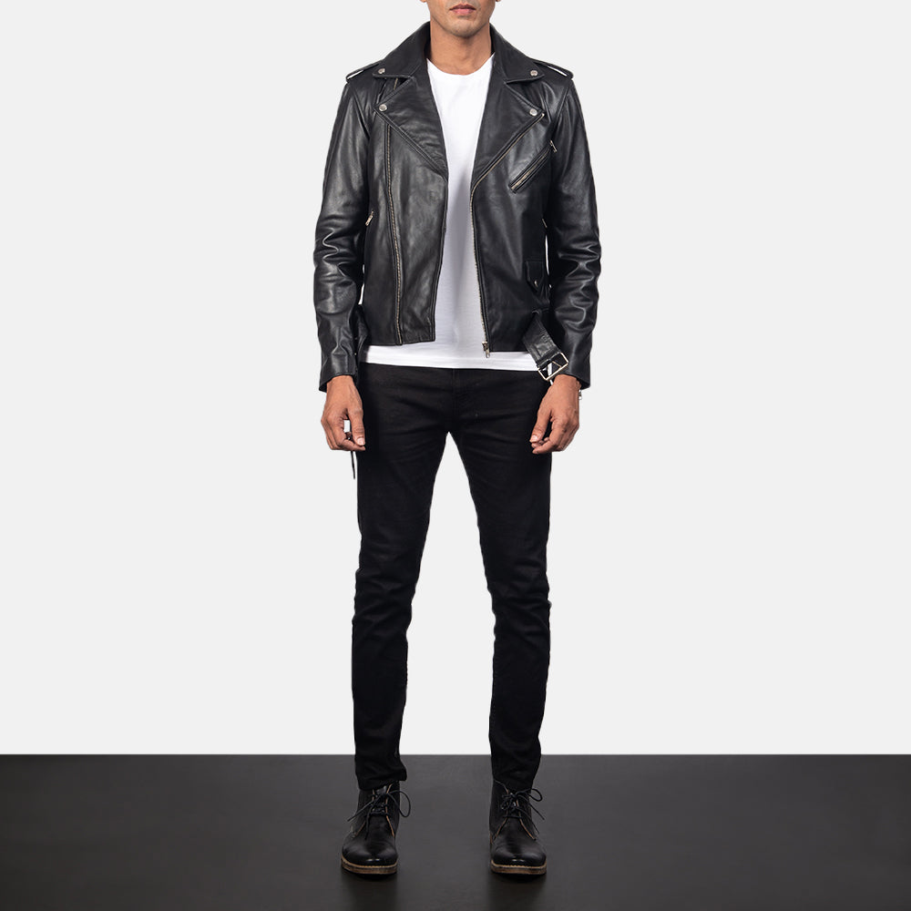 
Allaric Alley Black Leather Biker Jacket - Seitenansicht mit ergonomischem Ärmelschnitt & sportlicher Passform