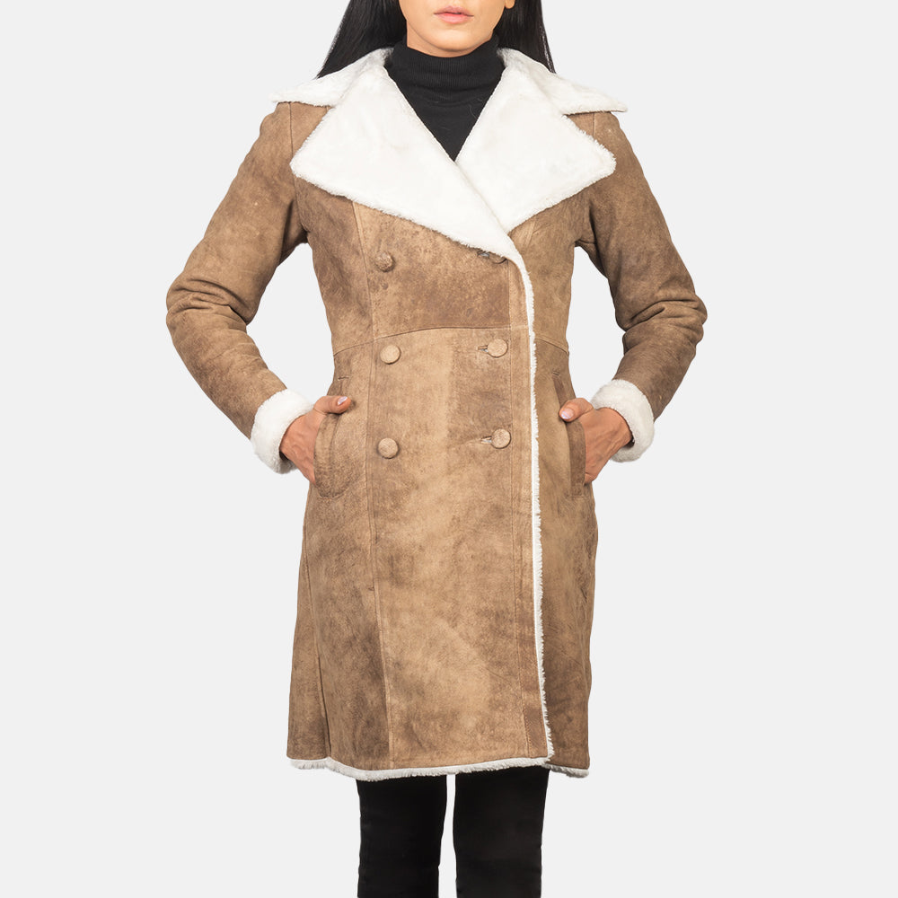 Women's Amie Distressed Brown Double Breasted Shearling Coat - Seitenansicht mit ergonomischem Ärmelschnitt
