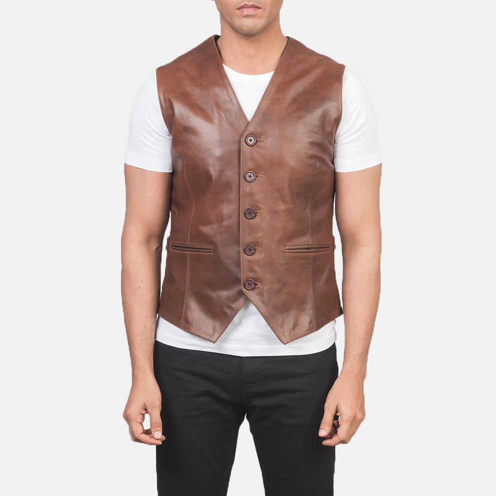 Detailansicht of Classic Collar &amp; 5 Button Hardware on Men's Auden Braun Lederweste für Herren
