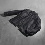Button &amp; Hem Craftsmanship Construction Detail on Austere Matte Schwarz Leder-Bikerjacke für Herren