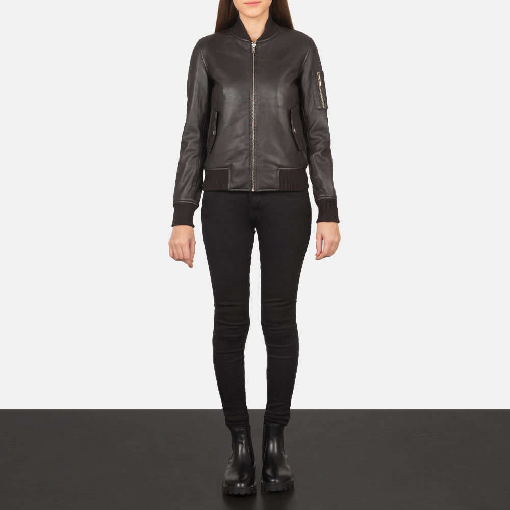 Women's Ava Ma-1 Brown Leather Bomber Jacket - Seitenansicht mit ergonomischem Ärmelschnitt