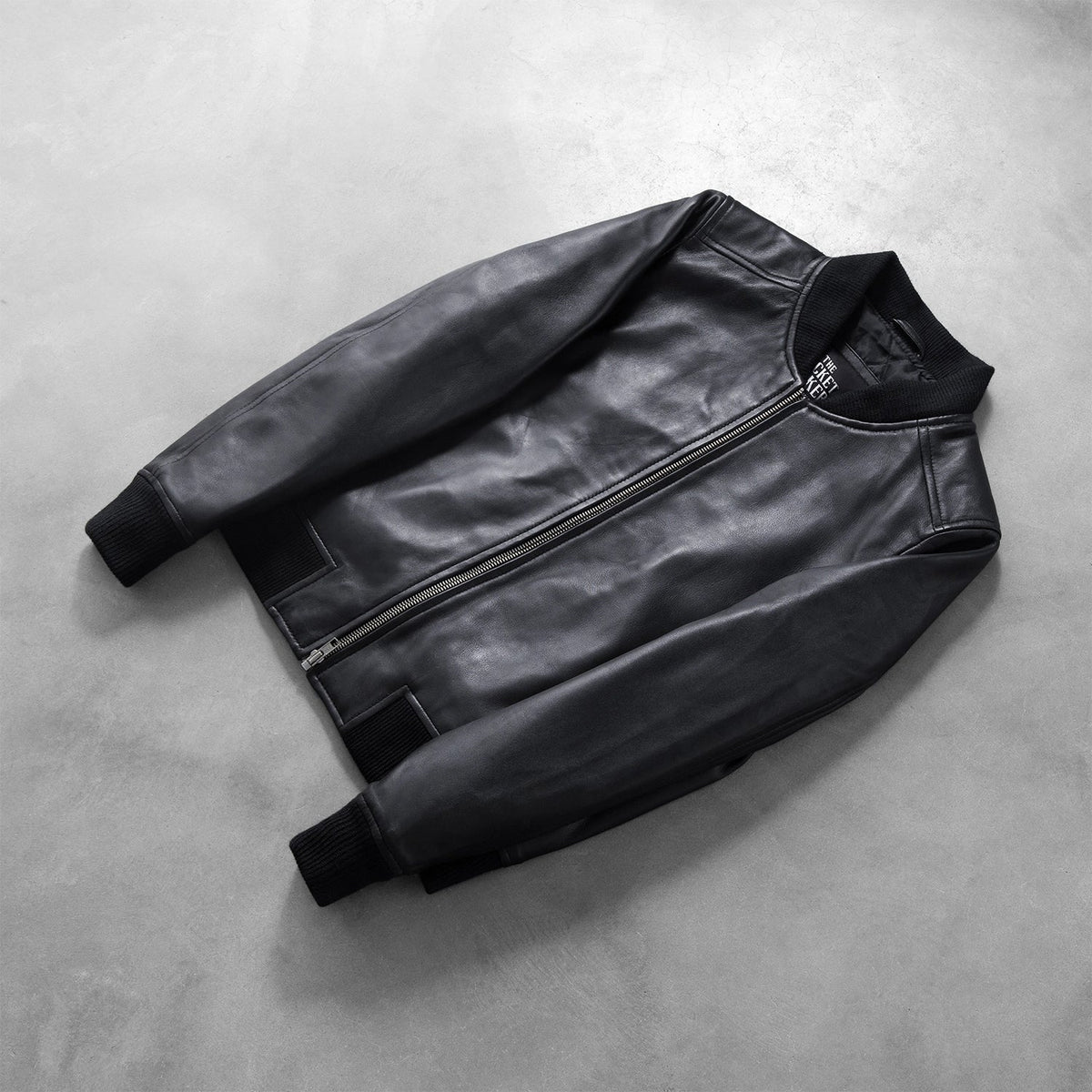 Rib Knit &amp; Hem Craftsmanship Construction Detail on Women's Bliss Schwarz Leder-Bomberjacke für Damen