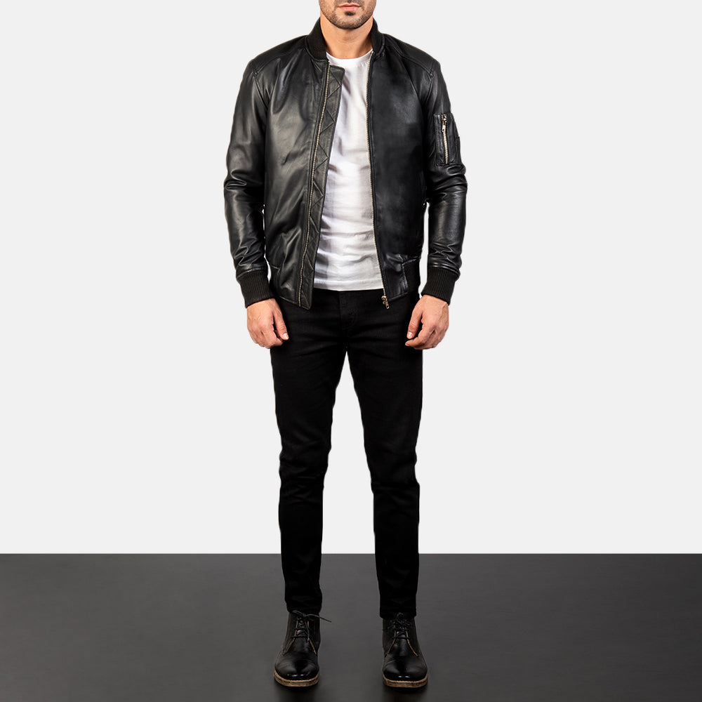 
Bomia Ma-1 Black Leather Bomber Jacket - Seitenansicht mit ergonomischem Ärmelschnitt & sportlicher Passform