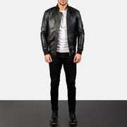 
Bomia Ma-1 Black Leather Bomber Jacket - Seitenansicht mit ergonomischem Ärmelschnitt & sportlicher Passform