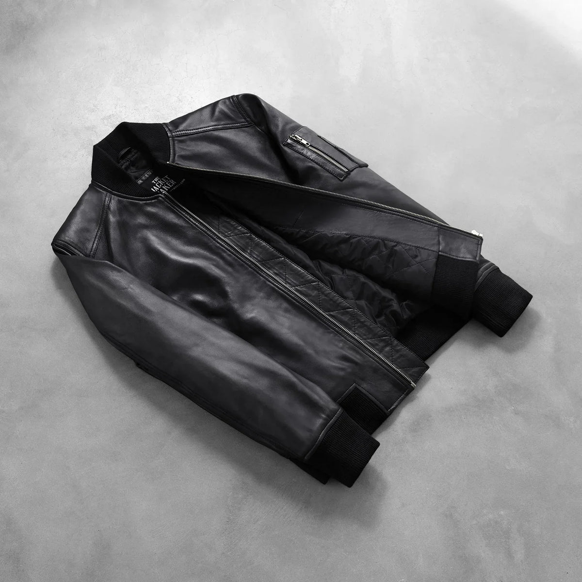 
Passform-Perspektive von Bomia Ma-1 Black Leather Bomber Jacket am Model - Natürlicher Faltenwurf im Tageslicht
