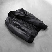 
Passform-Perspektive von Bomia Ma-1 Black Leather Bomber Jacket am Model - Natürlicher Faltenwurf im Tageslicht
