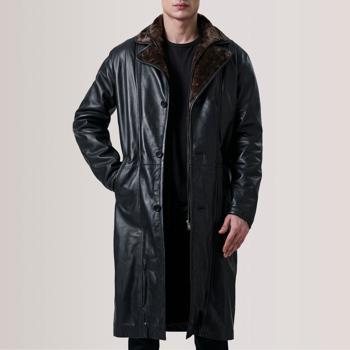 
Cai Schwarz Leather Shearling Ledermantel für Herren For Men in Black Sheepskin Leather - Vorderansicht & maßgeschneiderte Silhouette | Online Kaufen