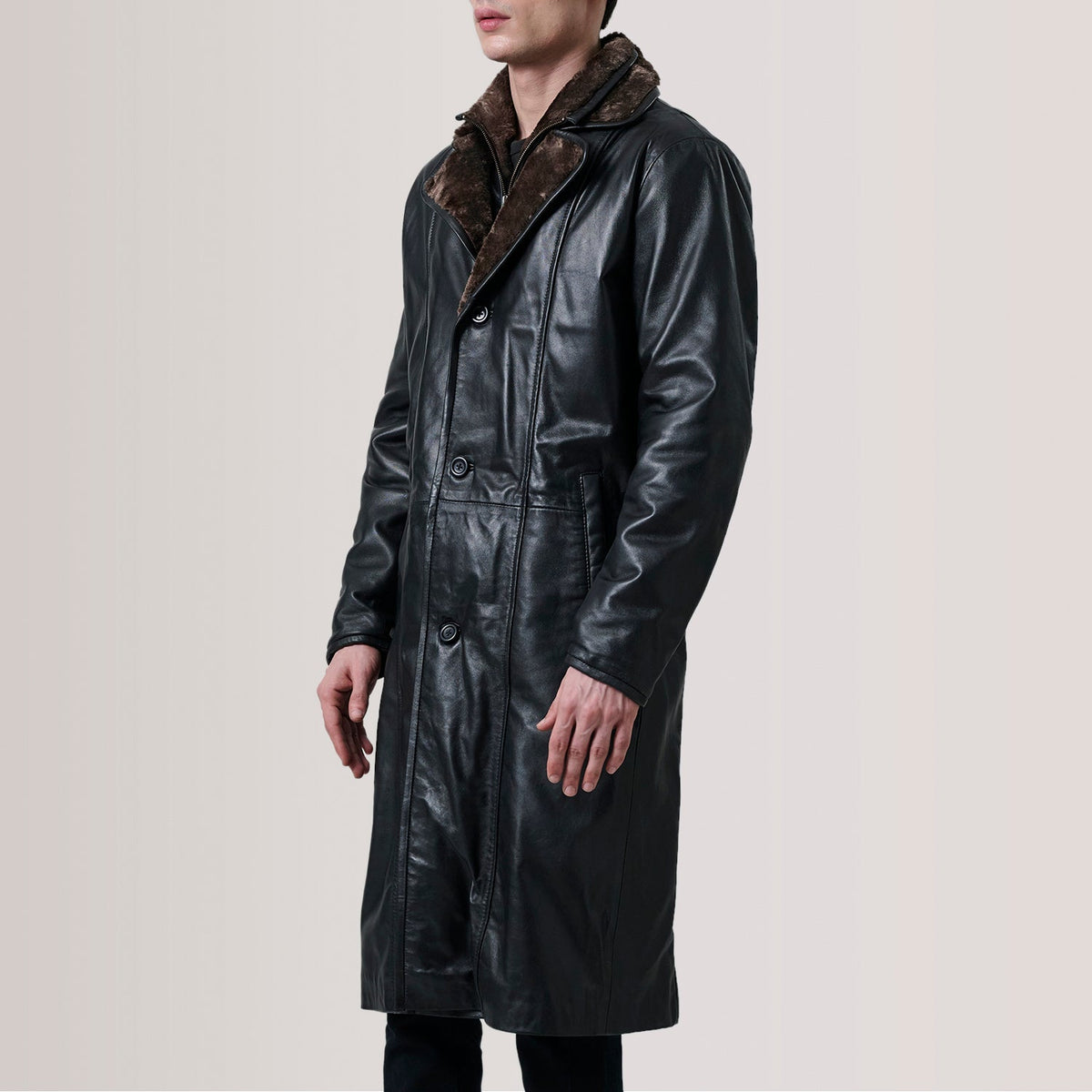 
Cai Schwarz Leather Shearling Ledermantel für Herren For Men - Seitenansicht mit ergonomischem Ärmelschnitt & sportlicher Passform