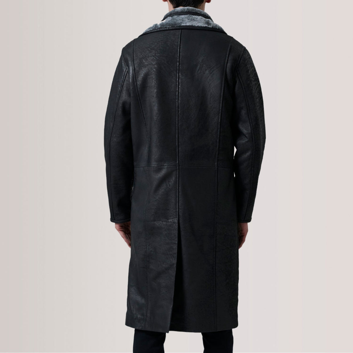 Detailansicht of Notch &amp; Button Hardware on Cai Distressed Schwarz Leather Shearling Ledermantel für Herren For Men