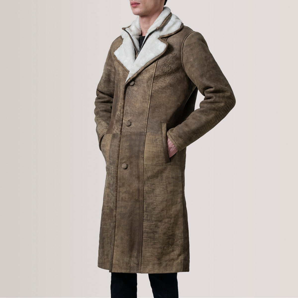 Cai Distressed Braun Leather Shearling Ledermantel für Herren For Men - Seitenansicht mit ergonomischem Ärmelschnitt