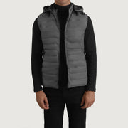 
Carlo Grau Kapuzen-Steppweste für Herren in Green Full-Grain Leather - Vorderansicht & maßgeschneiderte Silhouette | Online Kaufen
