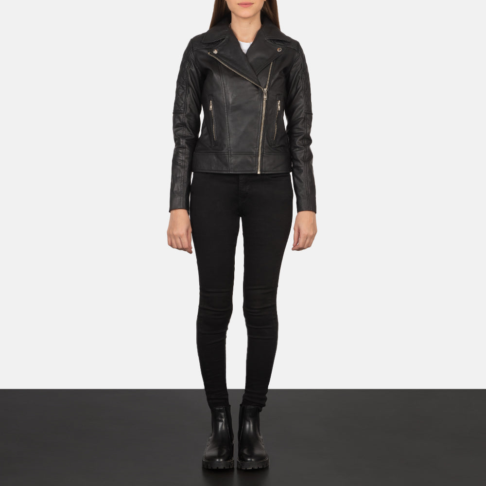Women's Carolyn Quilted Black Biker Jacket - Seitenansicht mit ergonomischem Ärmelschnitt