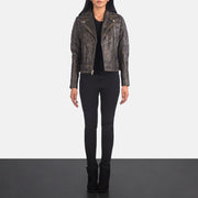 
Carolyn Quilted Distressed Brown Biker Jacket - Seitenansicht mit ergonomischem Ärmelschnitt & sportlicher Passform